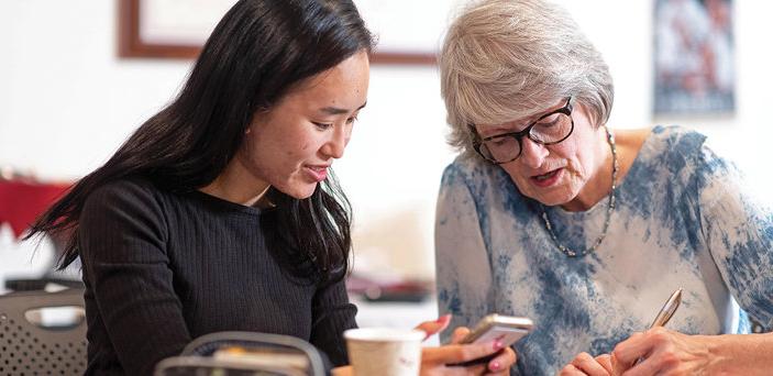 Jaime Reed (facing page, left) and international student Natsumi Koikie take part in a Conversation Partners session.